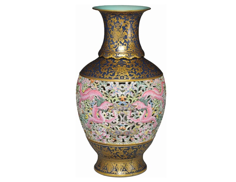 洋彩玲瓏轉旋瓶,清,乾隆皇帝(1736-1795年)國立故宮博物院。