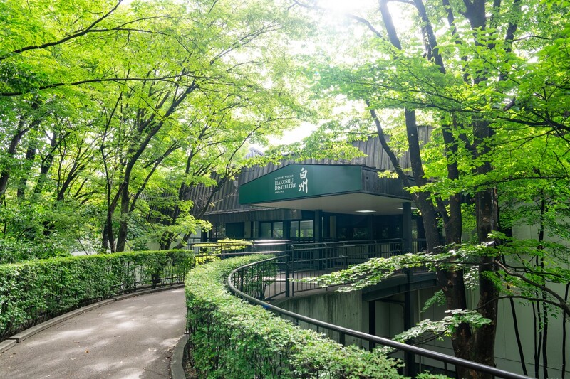 建於森林當中的「白州蒸餾所」。