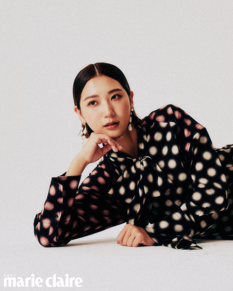 圓點蝴蝶結連身洋裝,H&M;白色不對稱珍珠耳環,AllSaints。