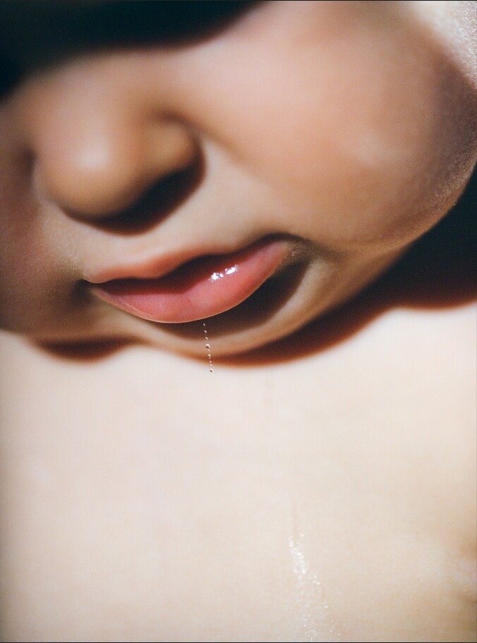 Lucile Boiron|《嘴巴》(Bouche),彩色銀鹽印刷,二色顏料,150×112公分,2023年|© HORS-CADRE, Lucile BOIRON