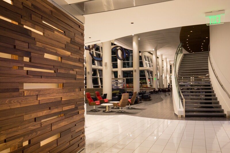 達美航空的飛凡貴賓室(Delta Sky Club)。