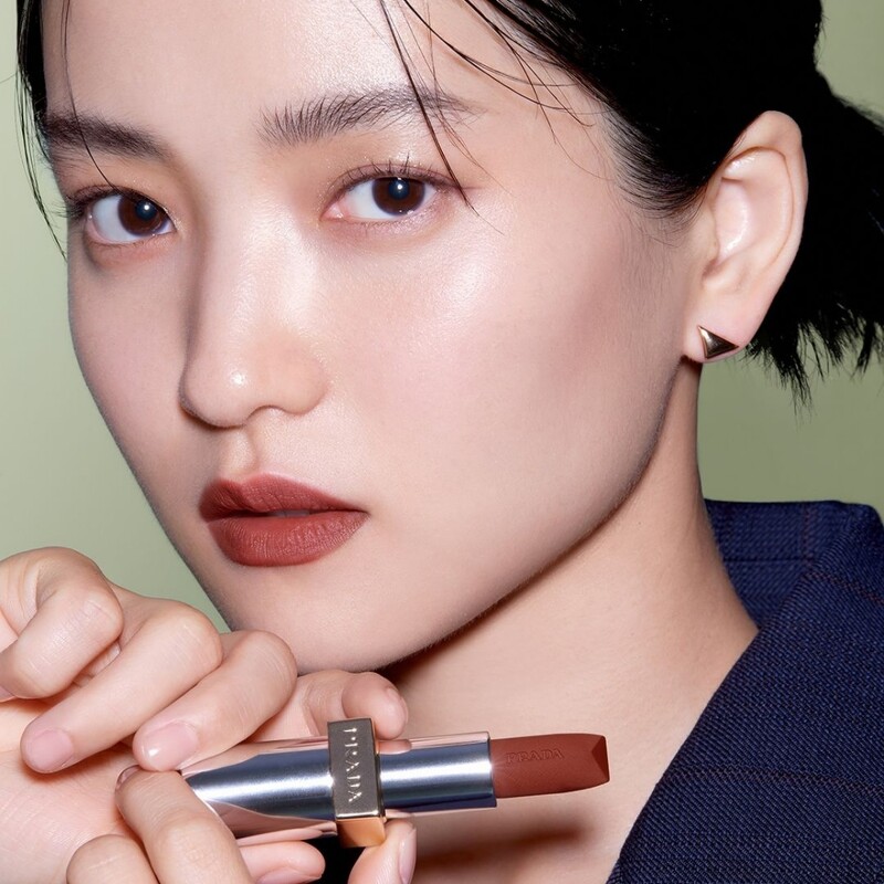 Prada Beauty彩妝大使金泰梨演繹革紋極霧唇膏#B03醜赤棕。NT1,590。