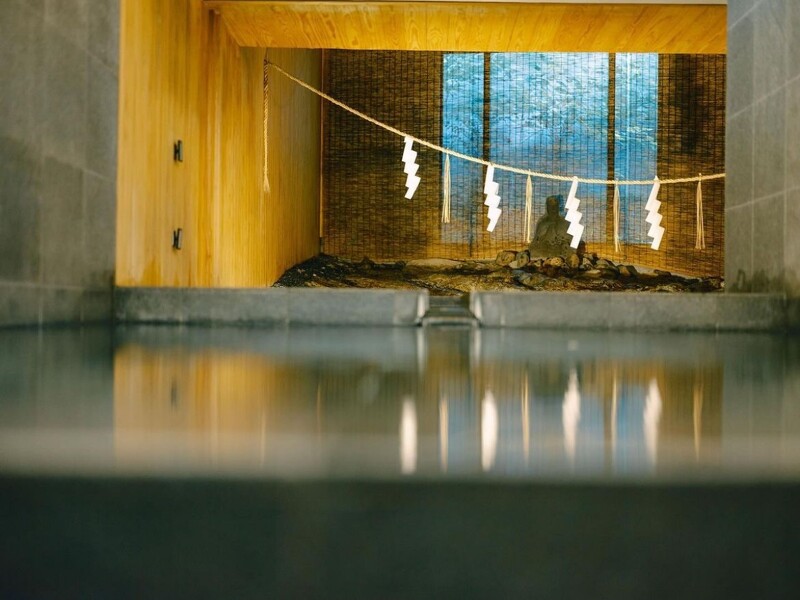 保留下浴池旁原始的岩石和湧出的溫泉水。