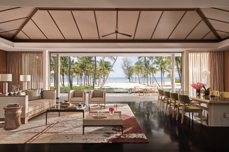 「Four Bedroom Beach Pool Villa」起居室。