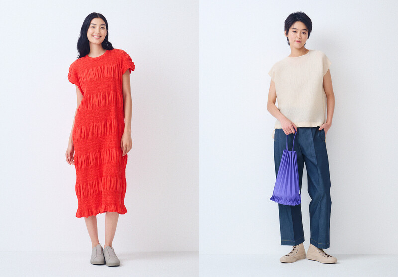(左)SHRINK STRIPE圓領短袖洋裝、(右)SQUARE STRETCH PLEATS圓領抽繩上衣。