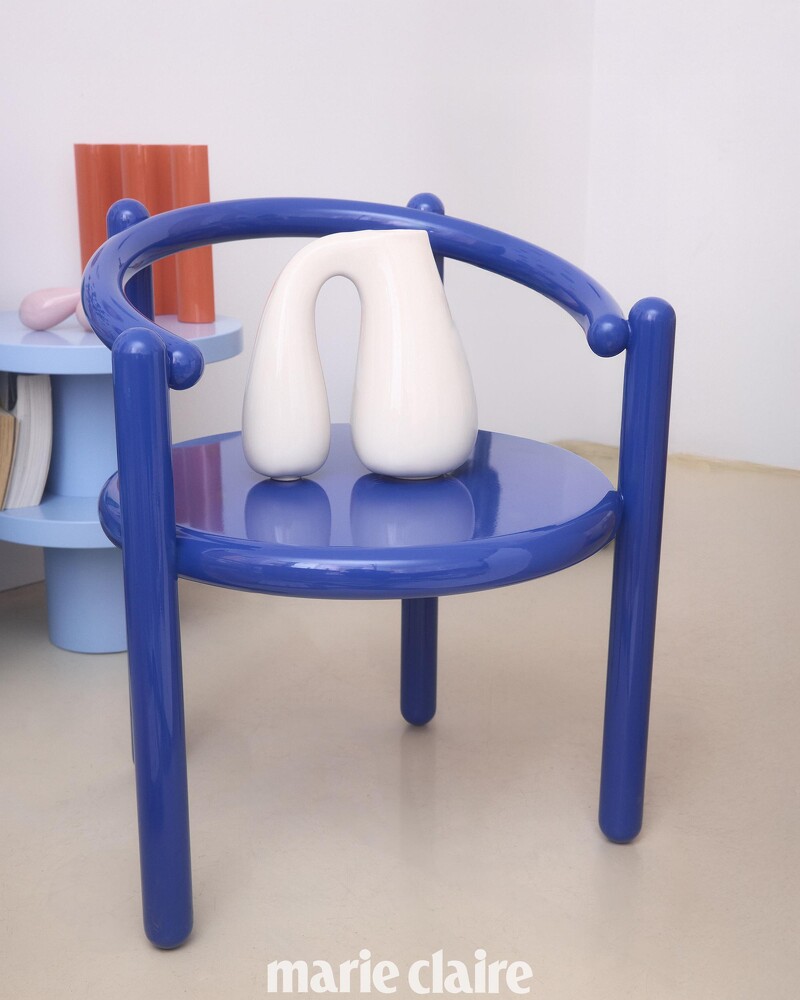 Pipe Chair 上的 Chunky Jug 像是卡通裡的角色一樣,不管是用來裝水或插花都趣味十足。