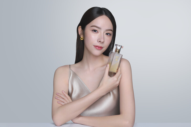 林奕嵐手持熱銷產品「蘭花精萃晶潤蘭花油」展現優雅自信的護膚魅力(圖/nywow o提供)