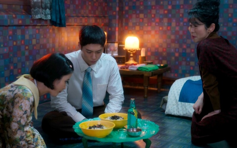 《苦盡柑來遇見你》不懷好意的闆娘由姜末今客串 ©Netflix