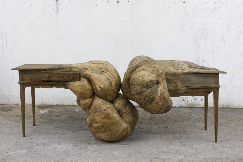 亨里克・奧利維拉,《減數分裂》,2014,膠 合板、家具,93 × 147 × 83 公分,77 × 130 × 83 公分。私人收藏。圖像由藝術家提供。