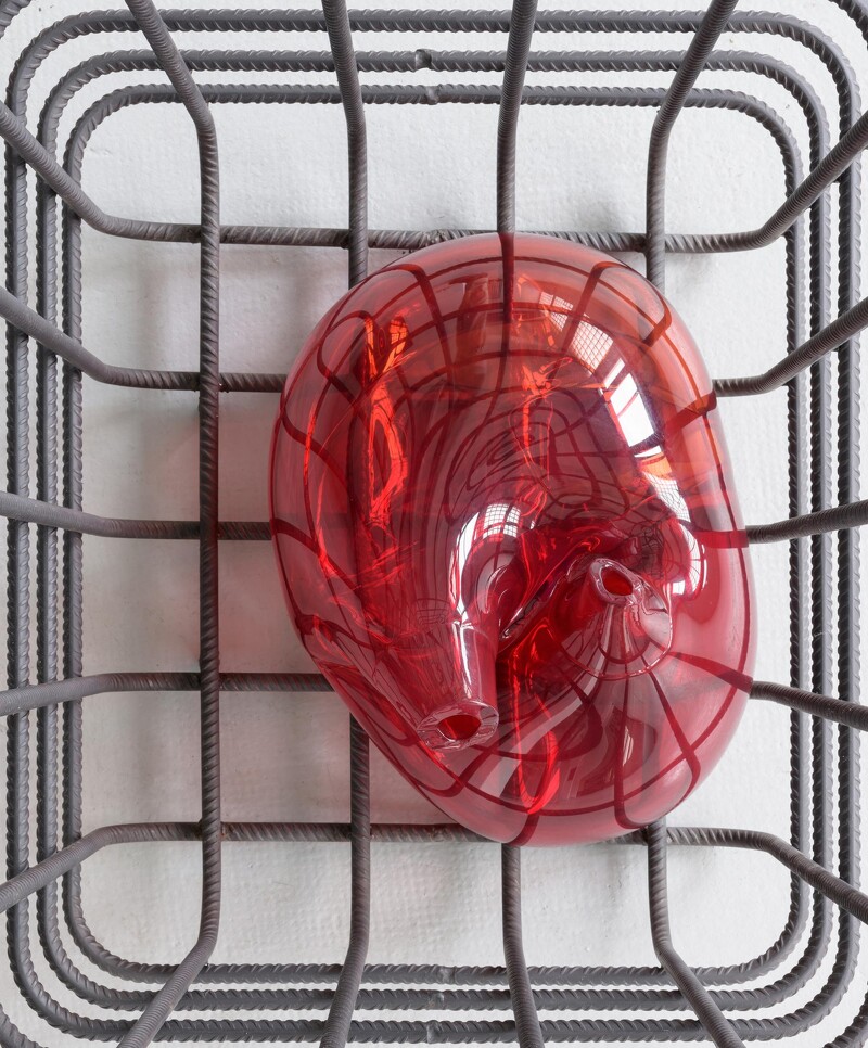 莫娜・哈透姆,《小室》(局部),2012- 2013,低碳鋼、手工吹製玻璃,共八件,170 公分,寬度與深度不定。圖像由藝術家提供。 攝影:Florian Kleinefenn 藝術家版權所有 巴黎 Chantal Crousel 藝廊提供