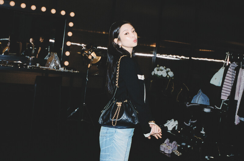 Chanel 25最新廣告裡Jennie穿梭在曼哈頓街頭的節奏裡,展現年輕活力的自信魅力。