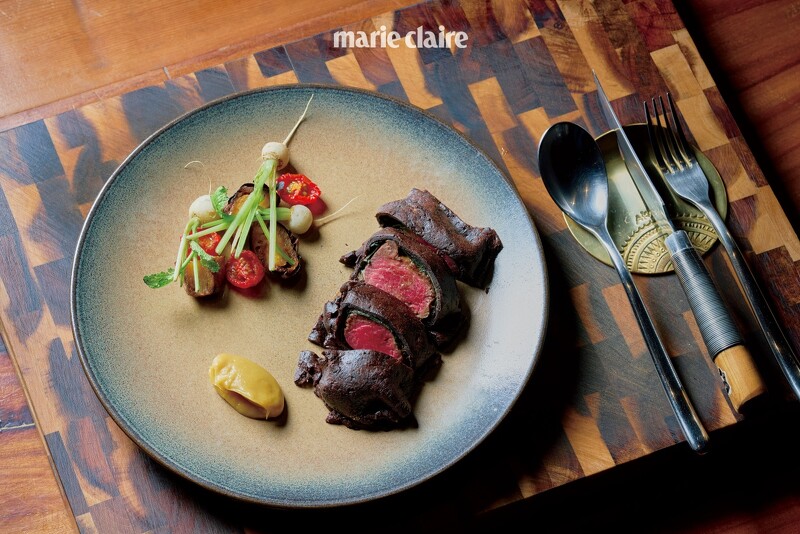 主菜「鹿肉|大葉胡椒|巧克力」,以直火烤製鹿肉後塗上自製、以樹豆發酵的味噌,外層再包裹上臺灣原生種大葉胡椒葉,帶有花香、柑橘的甜味,以及可可皮,最後搭配上風味醇厚的巧克力醬汁,襯托出鹿肉的圓潤迷人的風味。