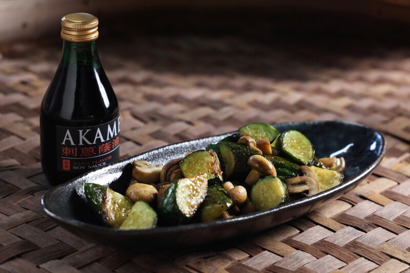從日常生活中取得的風味,創作出「Akame 刺蔥蔭油」。