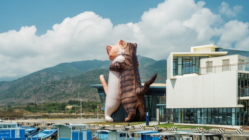 看海美術館「怪獸代班」戶外展覽作品:《擁抱貓咪》