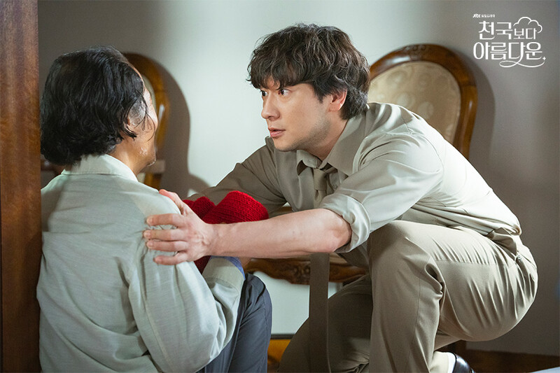 樂俊及時送上人間剛帶回的手編圍巾,表示失智妻子沒死不忘替丈夫織圍巾,說動地獄逃脫者回地獄