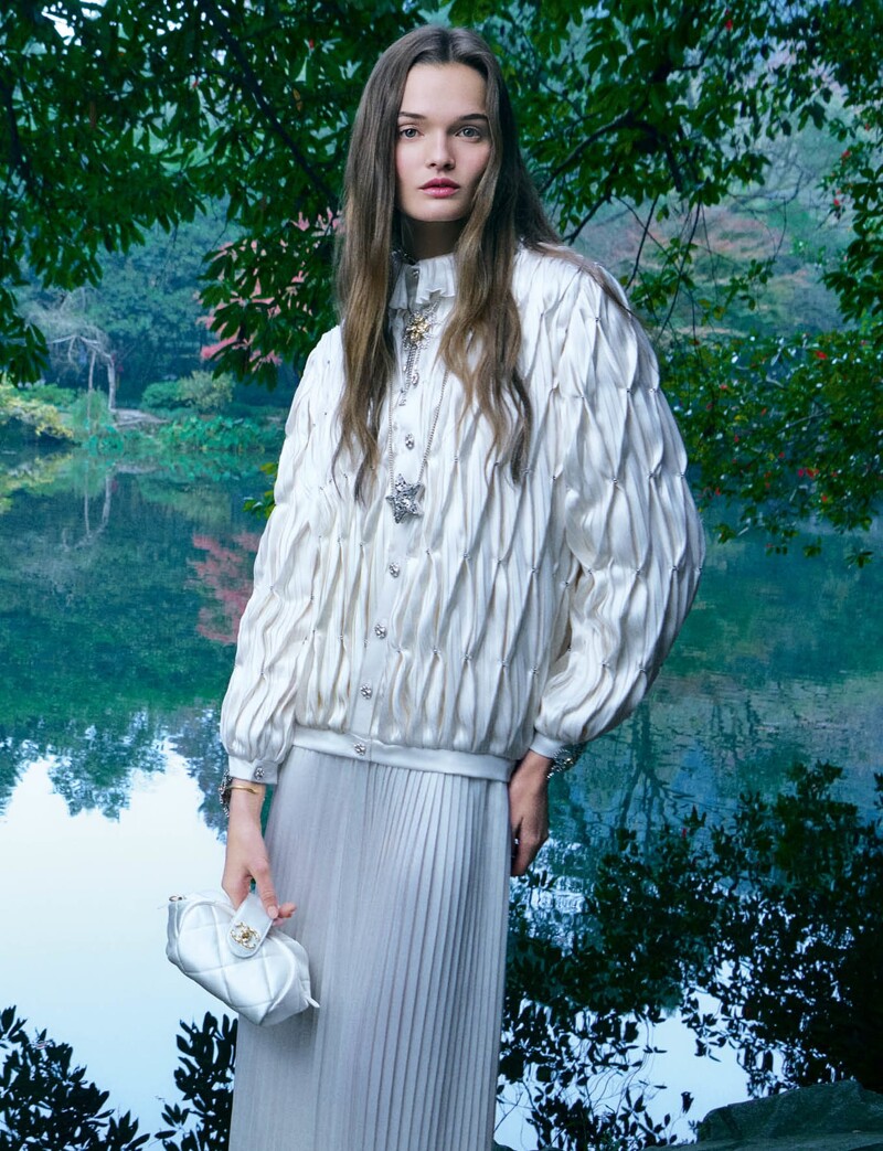 CHANEL 2024/25 Métiers d’art系列最新形象於杭州西湖取景。