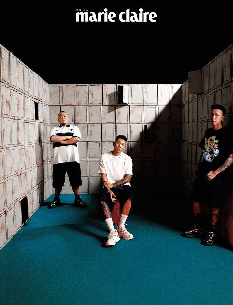 瘦子E.SO:流行系列MMQ白色短袖T恤、A$AP ROCKY聯名系列牛仔短褲、Morphic Retro銀河系運動鞋(米白),all by Puma;項鍊、戒指,AllSaints。 小春:黑色印花短袖上衣、A$AP ROCKY聯名系列牛仔短褲、Morphic Retro銀河系運動鞋(黑),all by Puma。 大淵:Polo上衣、短褲,藝人私物;Morphic Retro銀河系運動鞋(黑),Puma。