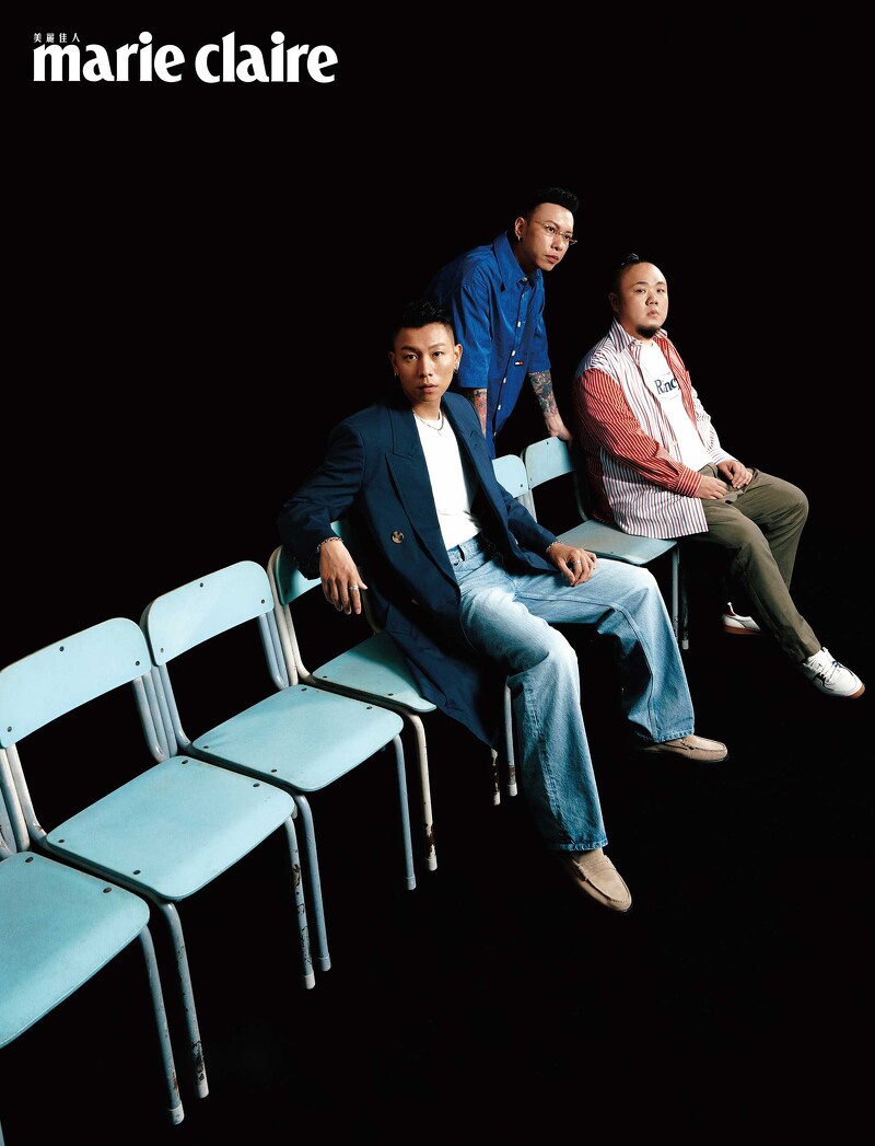 瘦子E.SO:海軍藍風衣外套、刷色丹寧褲、麂皮樂福鞋,all by Tommy Hilfiger。 小春:藍色短袖襯衫、條紋針織背心、卡其長褲、白色高筒運動鞋,all by Tommy Hilfiger;無框眼鏡,Gentle Monster×Maison Margiela。 大淵:紅白條紋襯衫,Tommy Hilfiger;皮革休閒鞋,Pedro;白色上衣、軍綠色長褲,藝人私物。