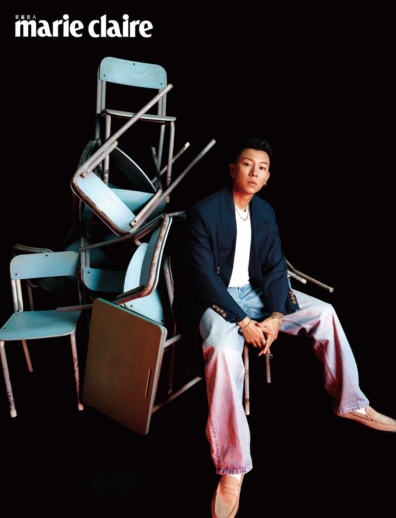 瘦子E.SO:海軍藍風衣外套、刷色丹寧褲、麂皮樂福鞋,all by Tommy Hilfiger。