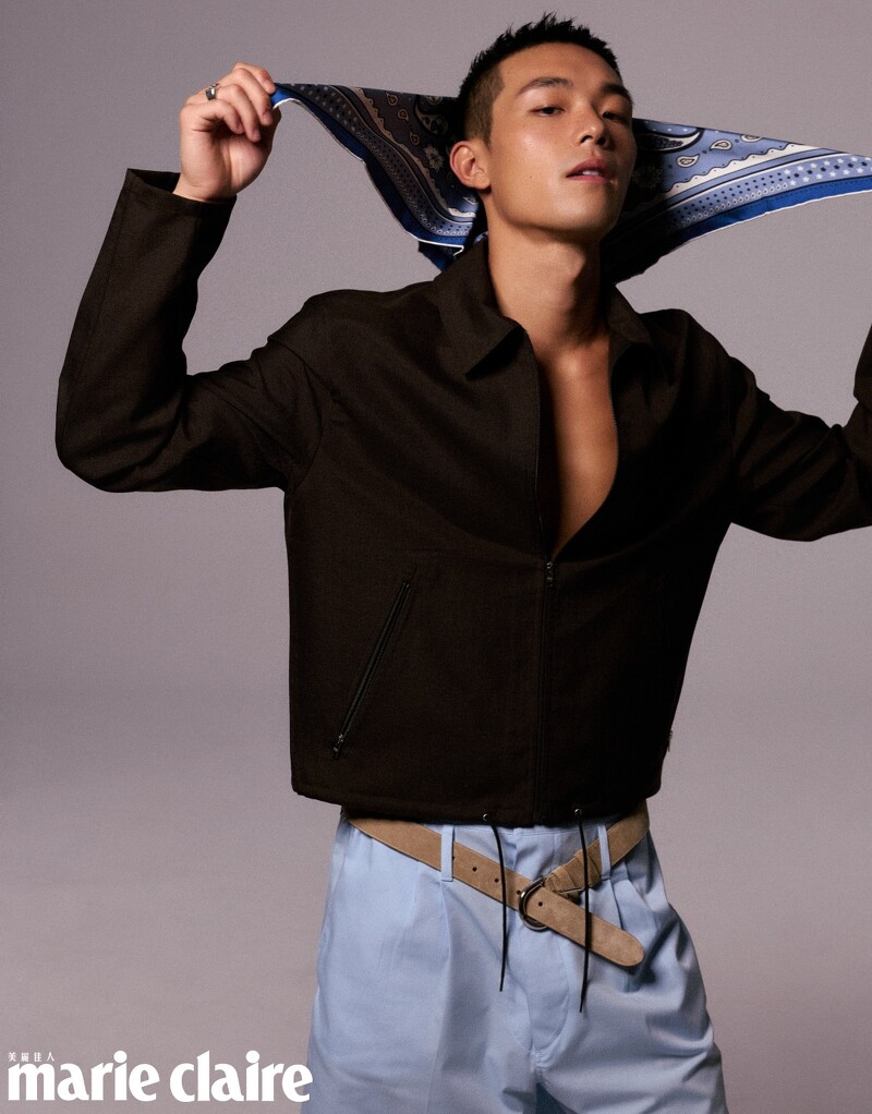 深褐色夾克上衣、藍色短褲,all by Prada;印花絲巾,Hermès;戒指,Celine。