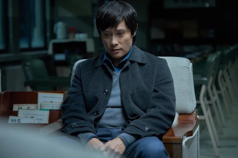 曹薰鉉被弟子李昌鎬奪走冠軍頭銜後,開始棄賽,過著失魂落魄的日子。