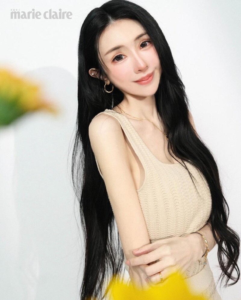 米色針織背心、米色針織半身裙,both by Club Monaco;米色高跟鞋,Charles&Keith。