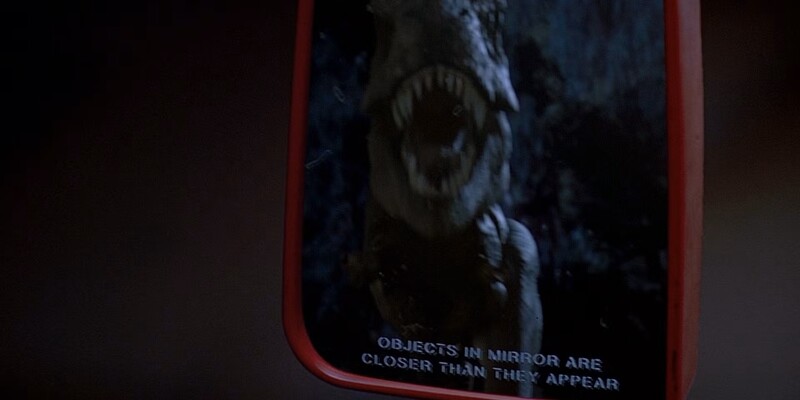 《侏羅紀世界:重生》致敬《侏羅紀公園》的後照鏡畫面,鏡中映有暴龍