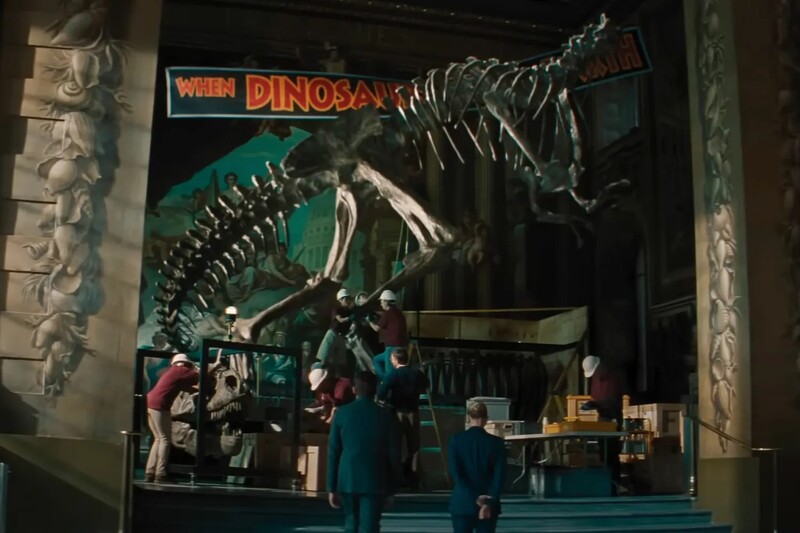 《侏羅紀世界:重生》博物館場景中,掛有「當恐龍統治地球時」布條的暴龍頭骨