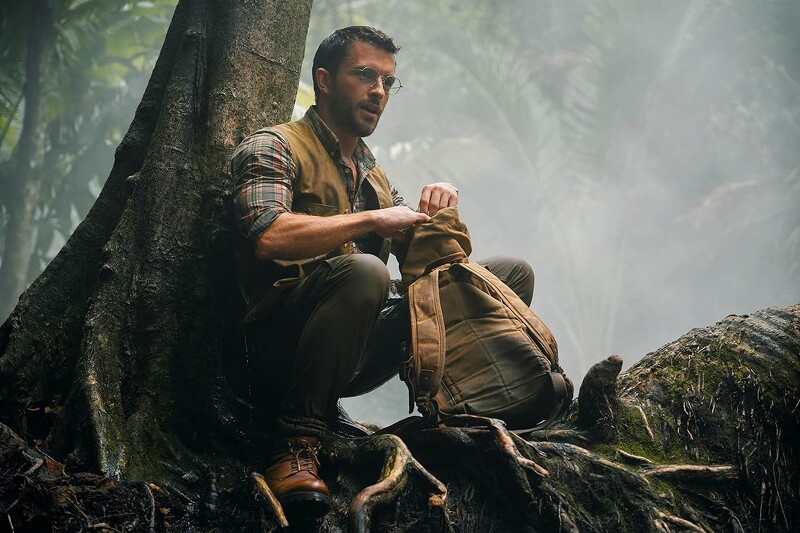 喬納森拜利飾演的亨利盧米斯博士,其背包與鏟子致敬亞倫葛蘭博士