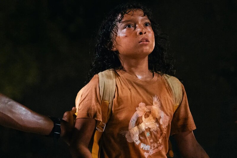 《侏羅紀世界:重生》中小女孩伊莎貝拉身穿印有鵜鶘圖案與經典台詞的T恤