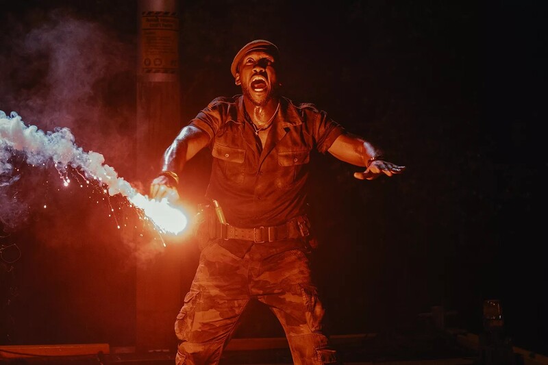 《侏羅紀世界:重生》中,馬赫夏拉阿里飾演的角色重現揮舞照明彈的橋段