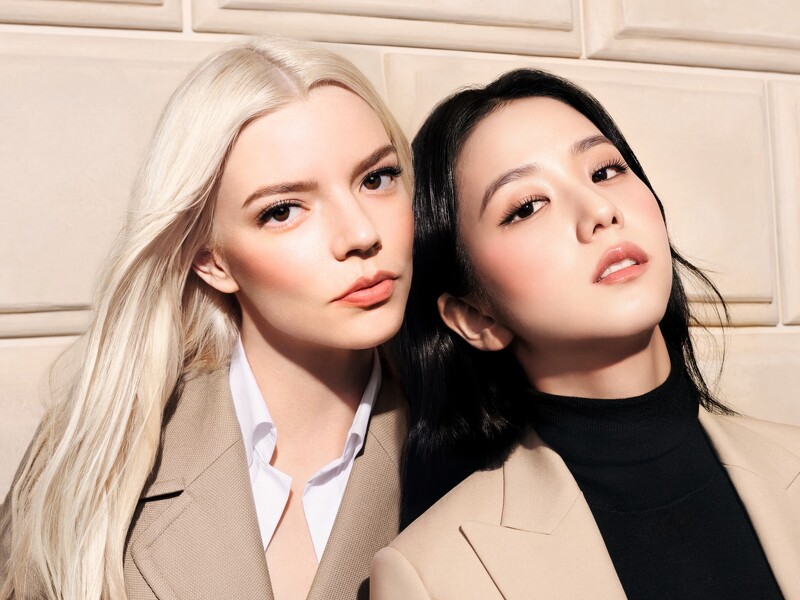 智秀Jisoo與安雅泰勒喬伊演繹迪奧超完美微醺腮紅露,Jisoo使用#01。