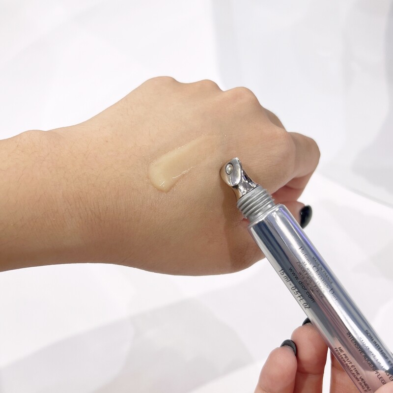 迪奧逆時活氧亮眼膠原筆質地示意。