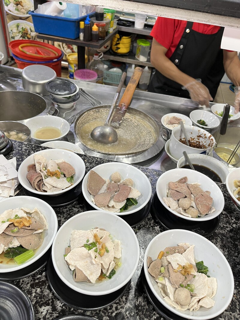 這次嘗試的店家為「萬香生肉麵」。生肉麵與台灣口味接近,乾煎餃子的味道也很棒。