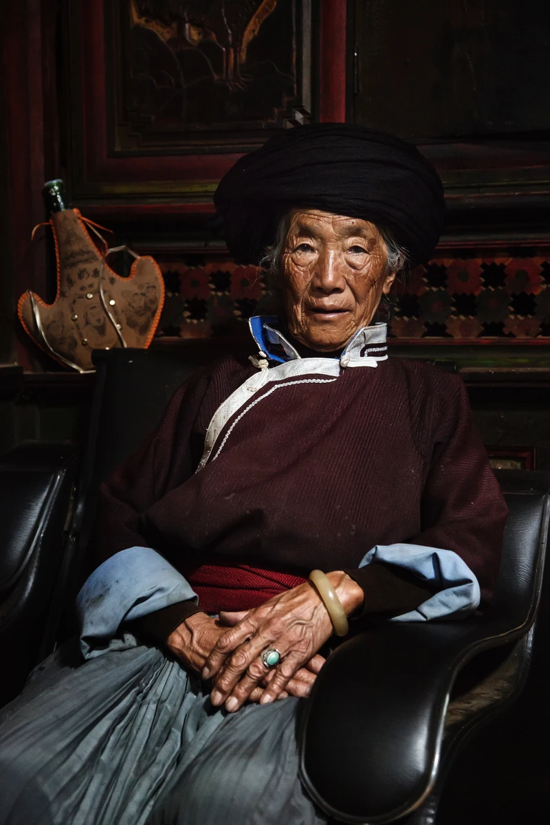 身為一族之長,Ku Mu 擁有整個家族的財產、決定遺產權,家裡大小事務她說了算。 身為一族之長,Ku Mu 擁有整個家族的財產、決定遺產權,家裡大小事務她說了算。