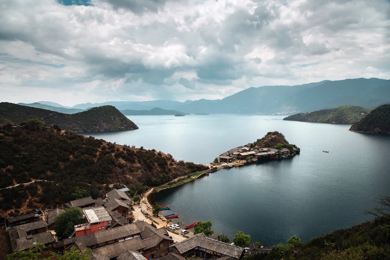 瀘沽湖是摩梭族的寶地,位在四川與雲南交界。 瀘沽湖是摩梭族的寶地,位在四川與雲南交界。