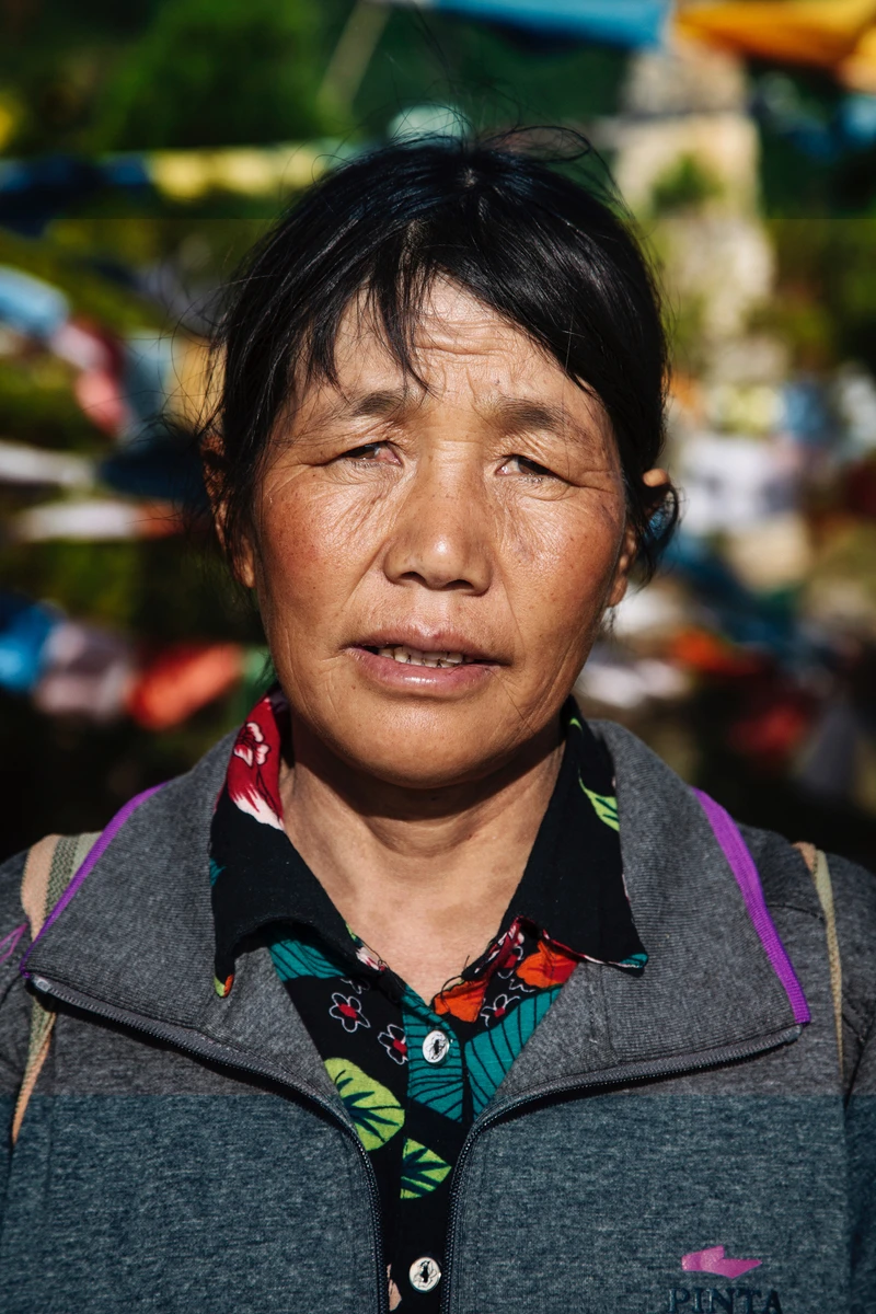 Bi Ma Rada 的母親 Bi Ma Rada 是農夫,攝於村外的佛寺。 Bi Ma Rada 的母親 Bi Ma Rada 是農夫,攝於村外的佛寺。