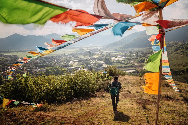 Bi Ma Rada 到廟裡祈求豐收後,走回村子裡。 Bi Ma Rada 到廟裡祈求豐收後,走回村子裡。