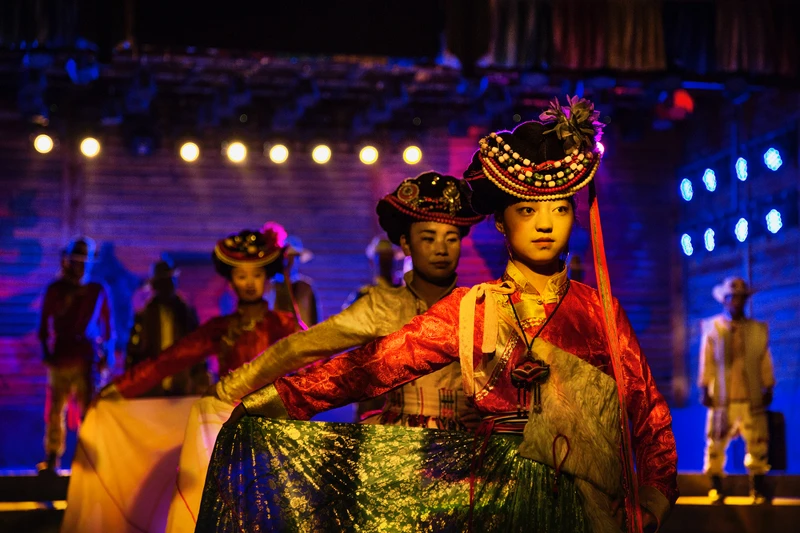 摩梭女性為中國遊客表演民俗歌舞秀。 摩梭女性為中國遊客表演民俗歌舞秀。