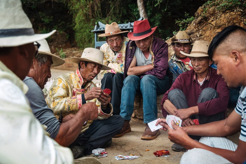 摩梭人午後在瀘沽湖畔打牌。 摩梭人午後在瀘沽湖畔打牌。