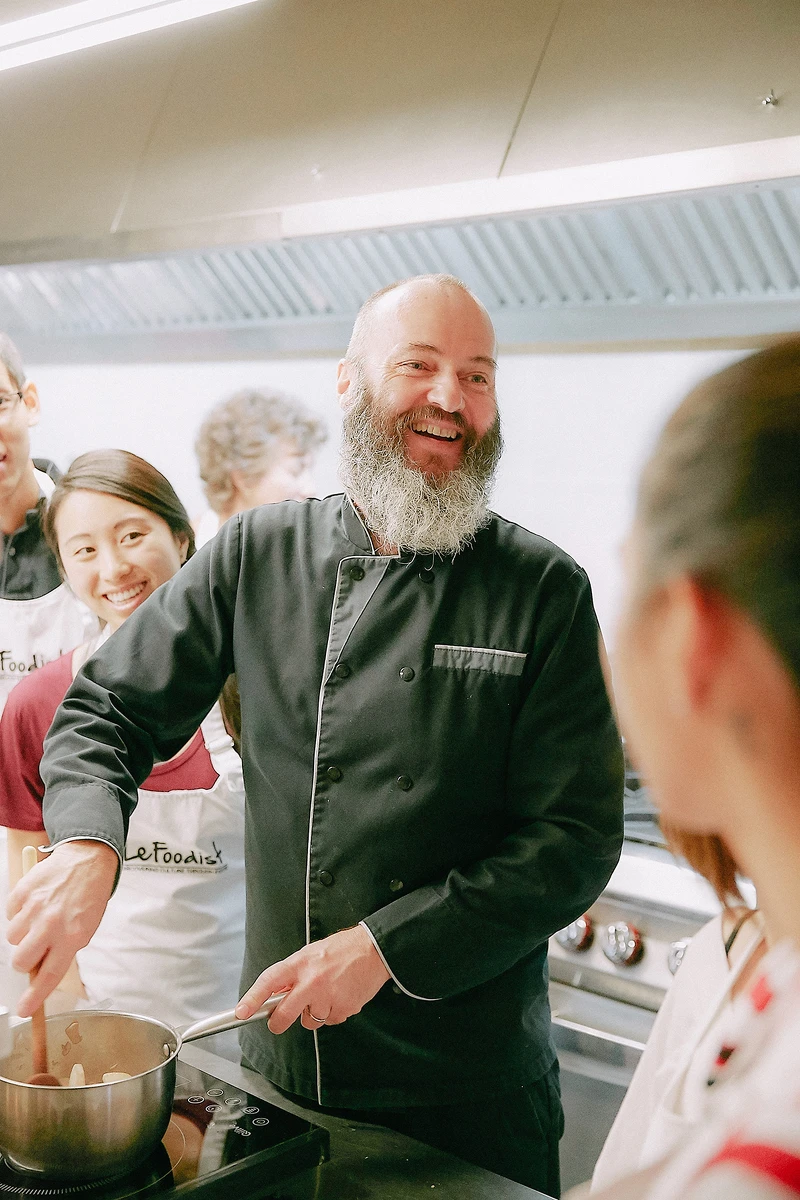 ▲主廚Fred現場示範每道料理的靈魂醬汁調製要訣。