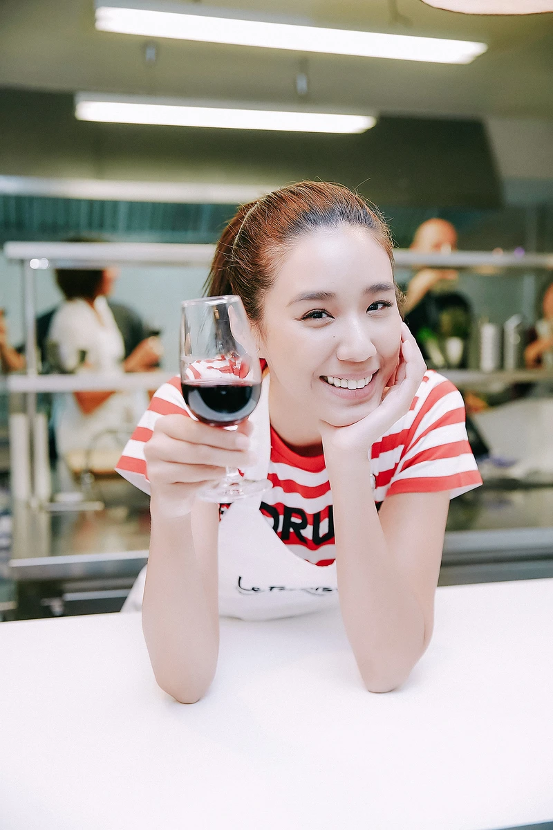 ▲Fred說法國人會在喝酒前舉杯、碰杯說santé（發音類似sang dei鬆地），是祝福健康的意思。相當有趣的敬你身強體壯～乾啦！