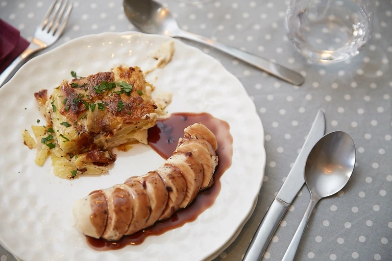 ▲焗烤馬鈴薯千層派是法國人餐桌上最常見的家常菜，和費用耗時的佐紅酒雞肉捲，皆在Fred研發的料理訣竅下，省時的烹飪出道地嫩味。