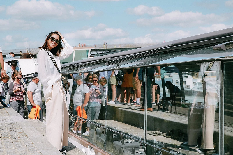 ▲追尋《愛在日落巴黎時》的電影場景，搭船遊塞納河，一感濃濃的戀愛氛圍。