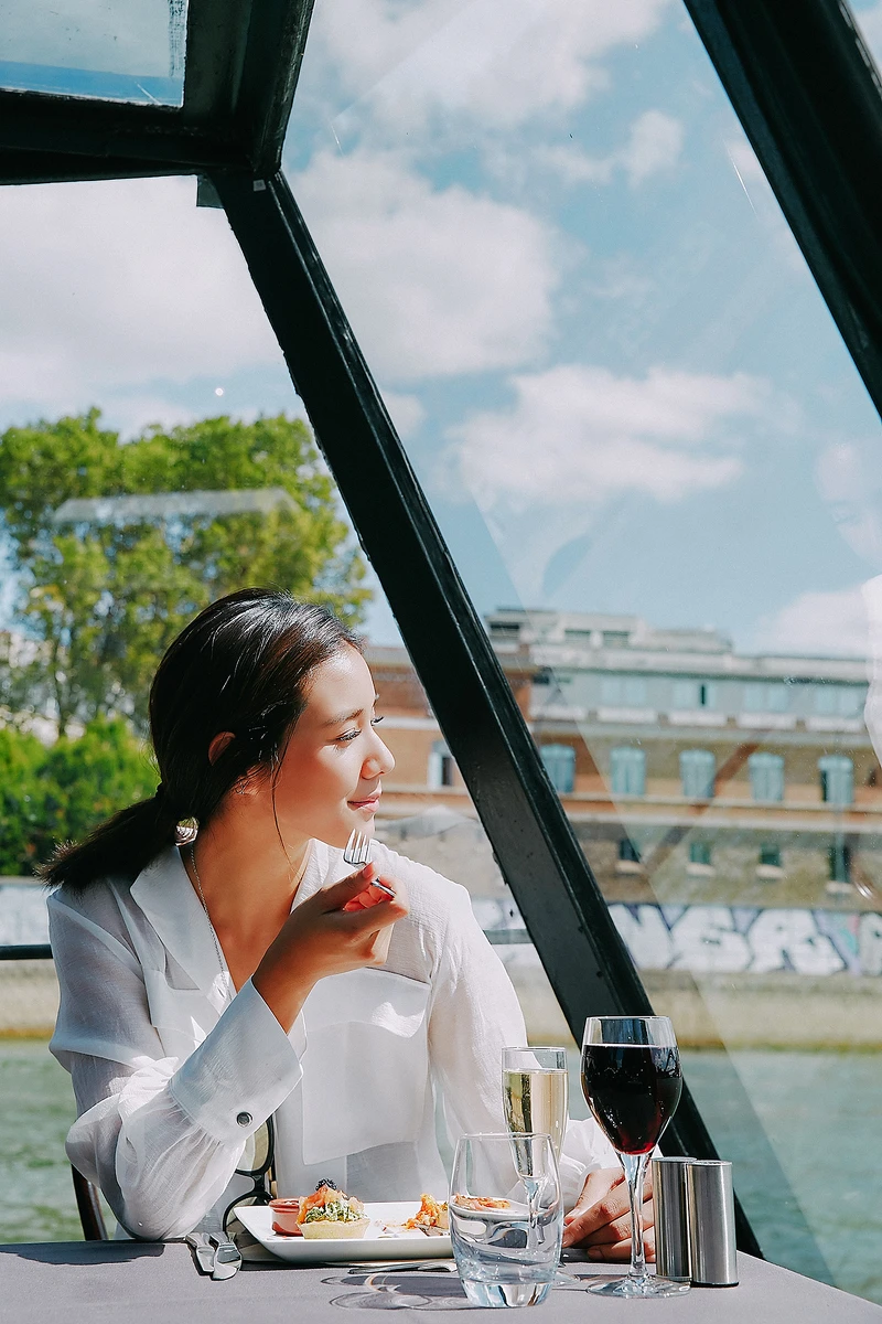 ▲在全景玻璃的頭等艙吃法國料理套餐，視野良好的坐擁流經而過的兩岸景緻。