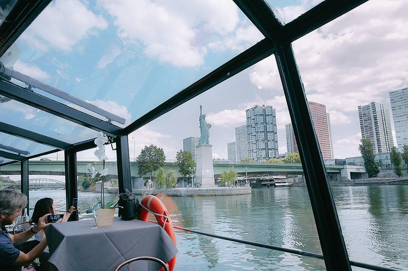 ▲船行至天鵝島上的自由女神像，音樂立即應景的放著〈New York〉歌曲，令人會心一笑的留下深刻印象。