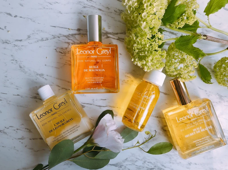 由左到右曼卡精華護髮油、木蘭花精華美膚油、玫瑰果精生機液、布荔蒂密緻精華油 由左到右曼卡精華護髮油、木蘭花精華美膚油、玫瑰果精生機液、布荔蒂密緻精華油