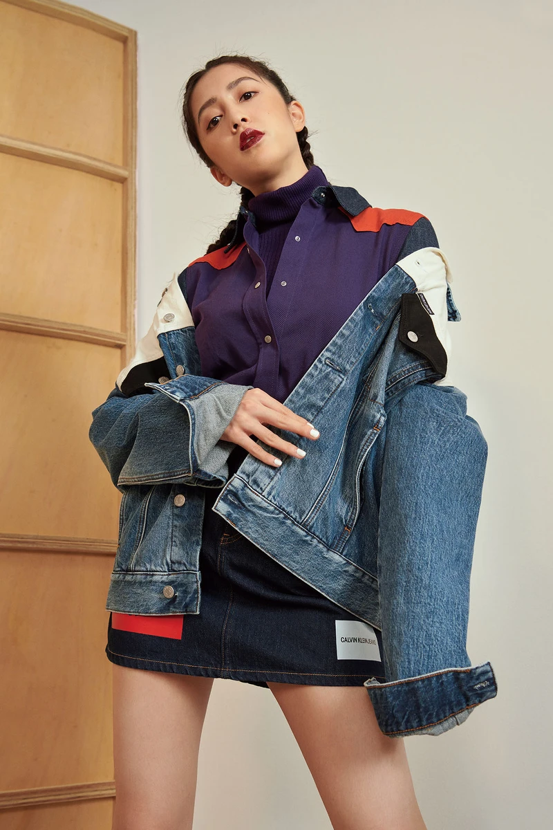 雙色丹寧外套、拼接撞色襯衫、紫色高領針織上衣、丹寧短裙,all by Calvin Klein Jeans 雙色丹寧外套、拼接撞色襯衫、紫色高領針織上衣、丹寧短裙,all by Calvin Klein Jeans