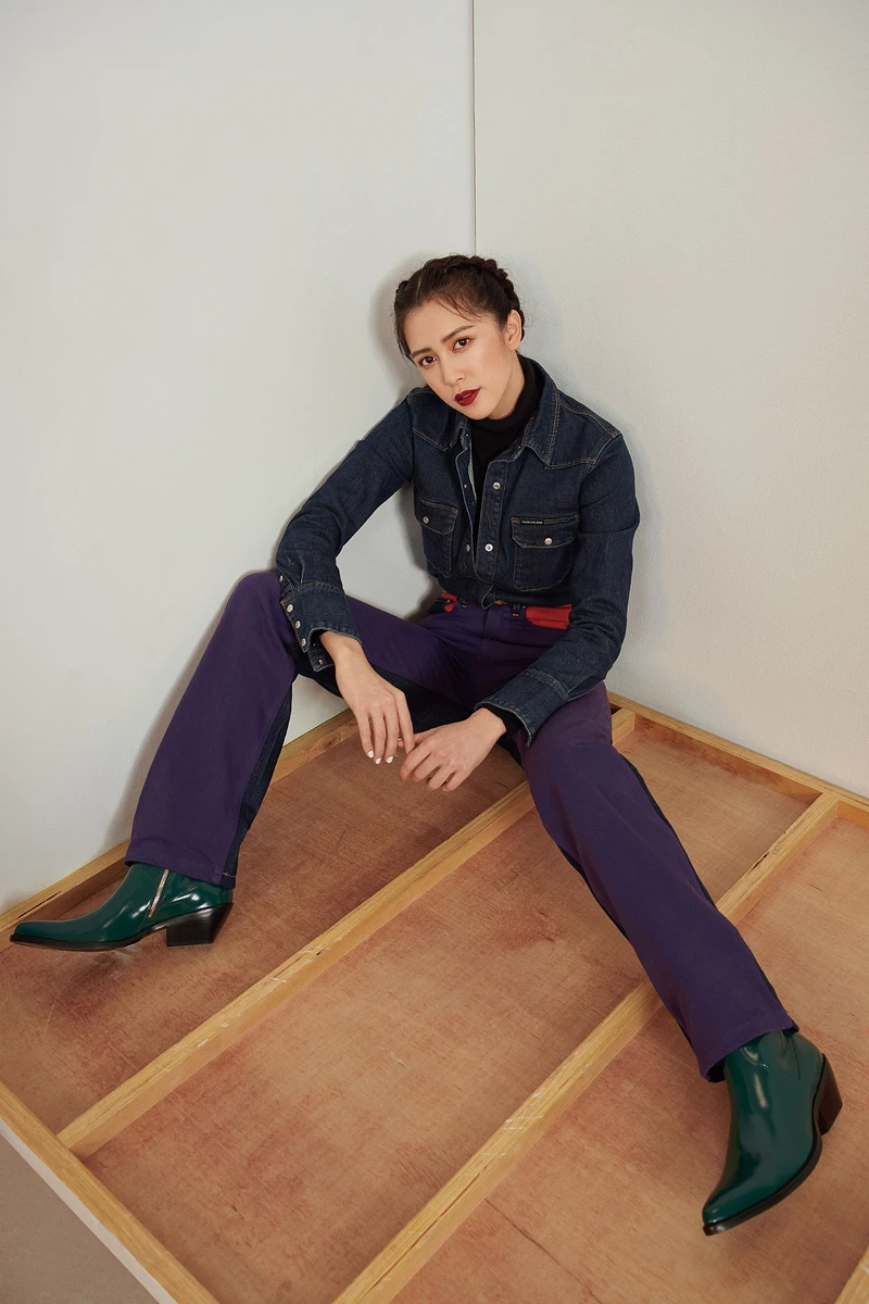 靛藍色丹寧襯衫、黑色高領針織上衣、雙色拼接丹寧長褲、漆亮皮尖頭皮鞋,all by Calvin Klein Jeans 靛藍色丹寧襯衫、黑色高領針織上衣、雙色拼接丹寧長褲、漆亮皮尖頭皮鞋,all by Calvin Klein Jeans