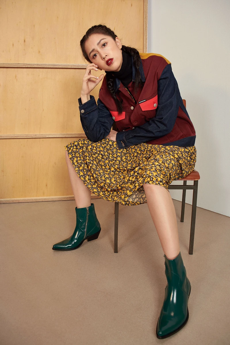 色塊拼接外套、黑色高領針織上衣、印花洋裝、漆亮皮尖頭短靴,all by Calvin Klein Jeans 色塊拼接外套、黑色高領針織上衣、印花洋裝、漆亮皮尖頭短靴,all by Calvin Klein Jeans